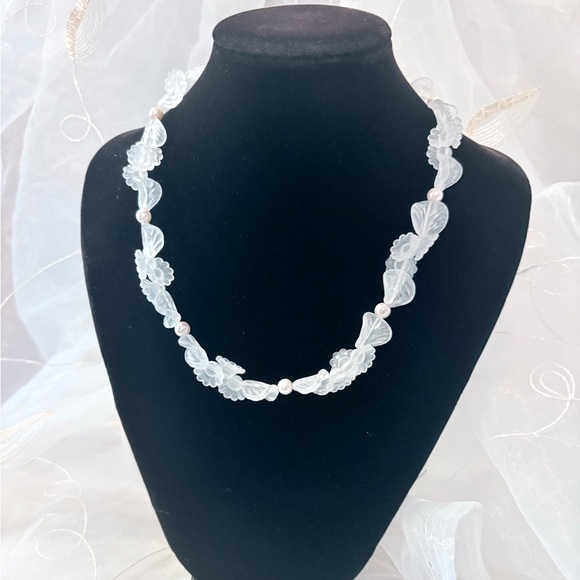 Avon Jewelry - Vintage Avon 80s Jardinia Frosted Floral Pearl Accent Necklace Cottagecore 161